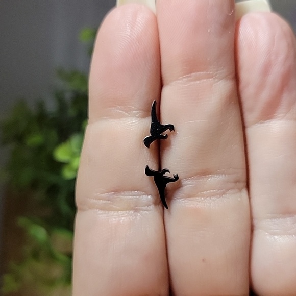 🔥LAST PAIR🔥 Velociraptor Dinosaur Stud Earrings, Unisex - Picture 2 of 7